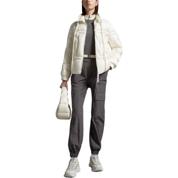 Lookbook (W) Moncler SS23 Jaket Puffer Putih dengan Ritsleting dan Kerah Berdiri. I10931A00020595FE034