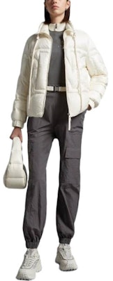 (W) モンクレール SS23 ホワイトパファージャケット ジップ付きスタンドカラー. I10931A00020595FE034 Lookbook (W) モンクレール SS23 ホワイトパファージャケット ジップ付きスタンドカラー. I10931A00020595FE034