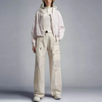 (W) 蒙克莱 SS23 全印花Logo拉链连帽夹克 粉色 I10931A00094596NIF60 Lookbook (W) 蒙克莱 SS23 全印花Logo拉链连帽夹克 粉色 I10931A00094596NIF60