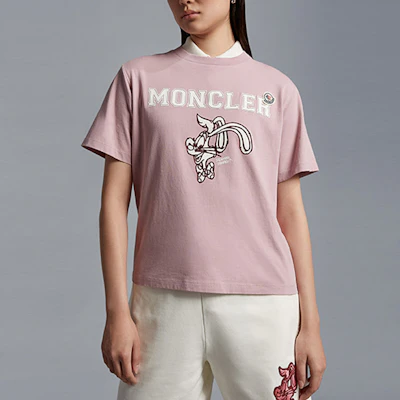 (W) 몽클레르 SS23 설날 핑크 토끼 로고 프린트 티셔츠 I10938C000248390T523 Lookbook (W) 몽클레르 SS23 설날 핑크 토끼 로고 프린트 티셔츠 I10938C000248390T523