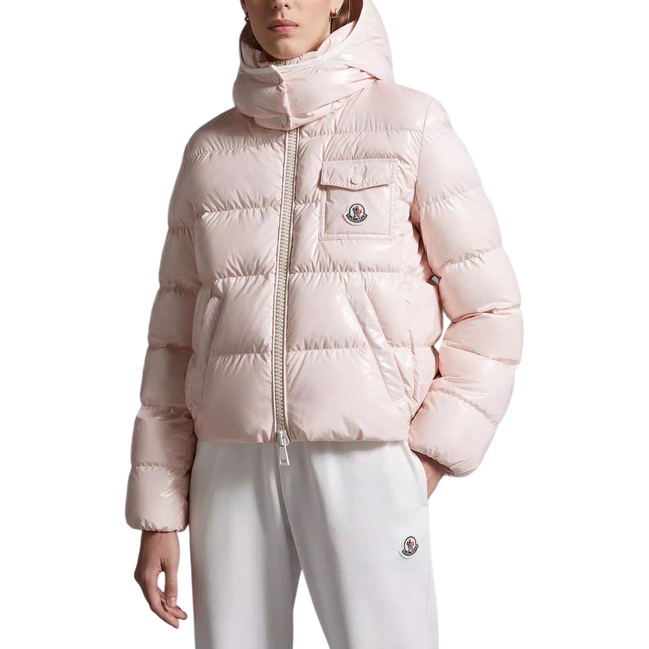 Lookbook (W) Moncler SS24 粉色亮面連帽羽絨外套附徽章. J10931A00002597EU519