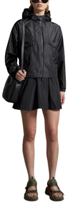 (W) Moncler SS24 MARMACE Jaket Hoodie Hitam Loose Fit dengan Resleting. J10931A00142597FW999 Lookbook (W) Moncler SS24 MARMACE Jaket Hoodie Hitam Loose Fit dengan Resleting. J10931A00142597FW999