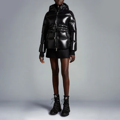 (W) Moncler Taleve Chaqueta Corta con Capucha y Plumas Negra I20931A001255963V999 Lookbook (W) Moncler Taleve Chaqueta Corta con Capucha y Plumas Negra I20931A001255963V999
