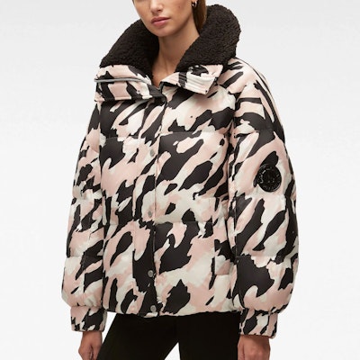 (W) Moose Knuckles 玫瑰烟迷彩图案羽绒夹克带领子. M32LJ212H-1040 Shop (W) Moose Knuckles 玫瑰烟迷彩图案羽绒夹克带领子. M32LJ212H-1040