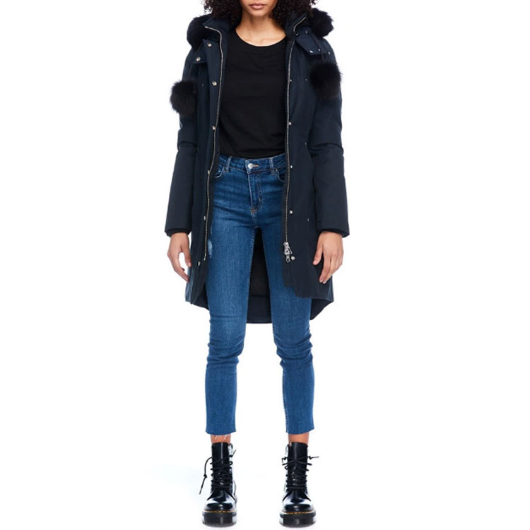 Lookbook (W) 무스 너클스 FW23 스털링 네이비 파카 탈부착 후드와 로고. MK2003LP-402