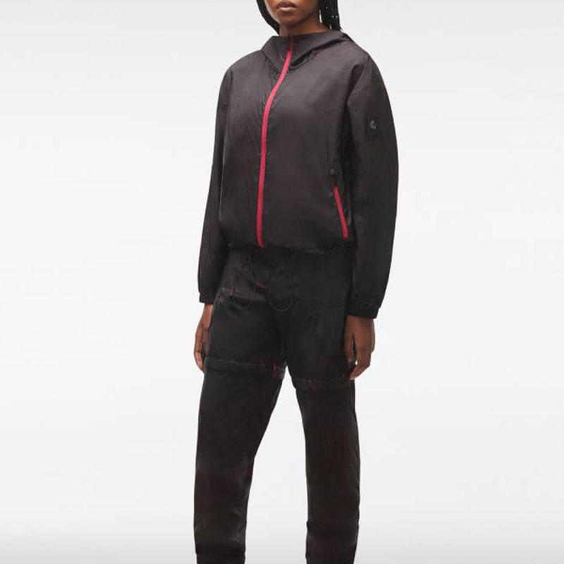 Lookbook (W) Chaqueta Negra Impermeable Logo Rosa Moose Knuckles SS23 Mujer. M13LJ155H2