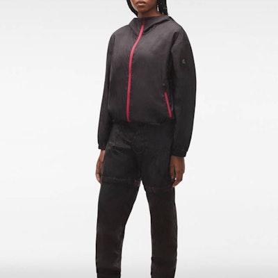 (W) Chaqueta Negra Impermeable Logo Rosa Moose Knuckles SS23 Mujer. M13LJ155H2 Lookbook (W) Chaqueta Negra Impermeable Logo Rosa Moose Knuckles SS23 Mujer. M13LJ155H2