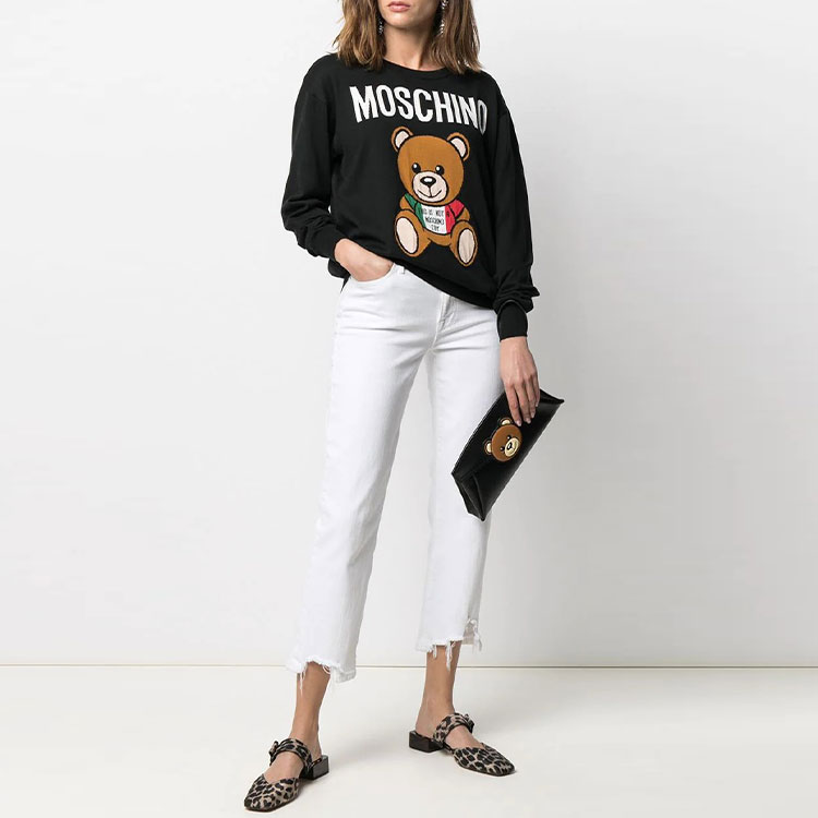 Lookbook (W) 모스키노 블랙 로고와 곰 디자인 니트 풀오버 스웻셔츠. V0910-0502-1555