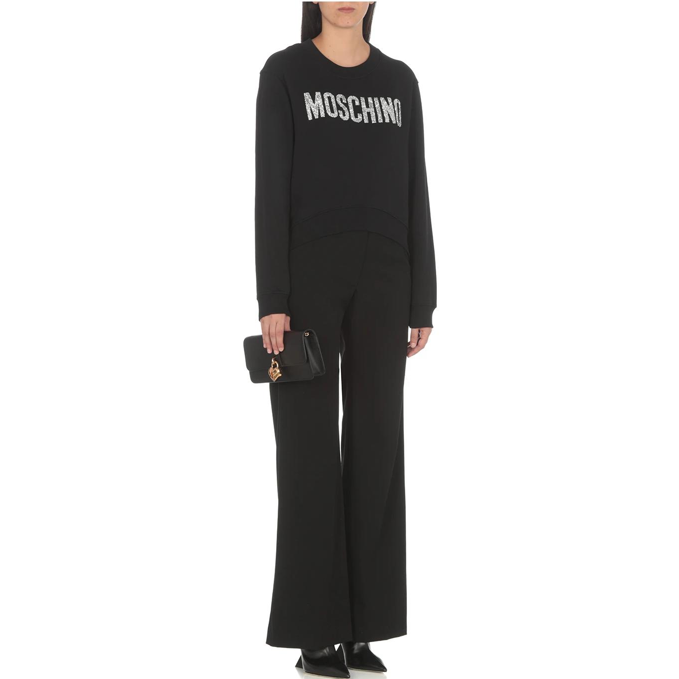 Lookbook (W) 모스키노 블랙 오버사이즈 로고 프린트 크롭 스웨트셔츠. 1703-5428-1555