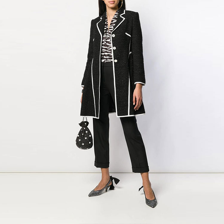 Lookbook (W) 모스키노 블랙 트위드 텍스처 미디움 길이 블레이저 재킷. A0615-6116-1555