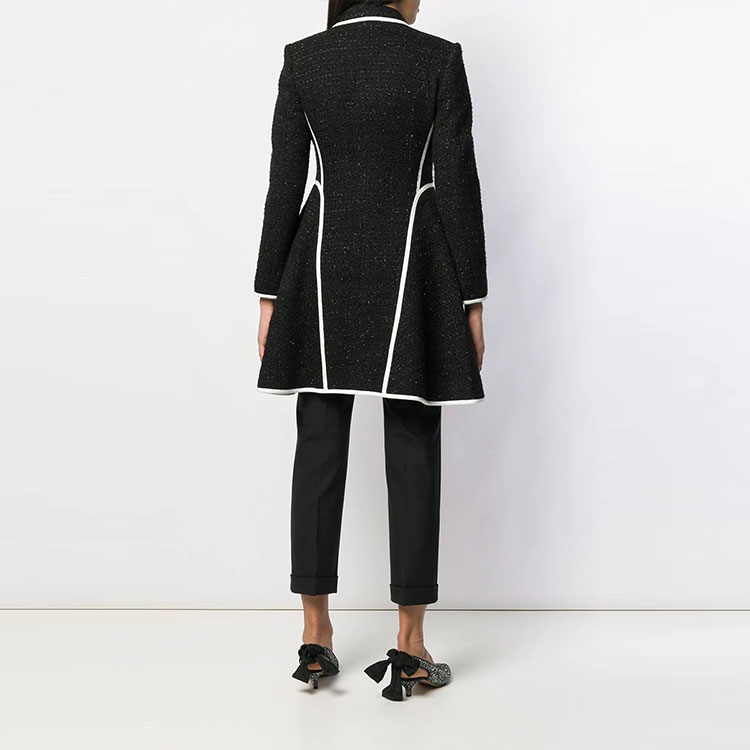 Shop (W) 모스키노 블랙 트위드 텍스처 미디움 길이 블레이저 재킷. A0615-6116-1555