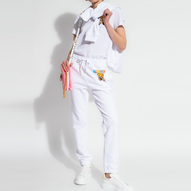 Lookbook (W) 모스키노 화이트 로고 프린트 밴딩 캐주얼 팬츠. V0329-0428-1001