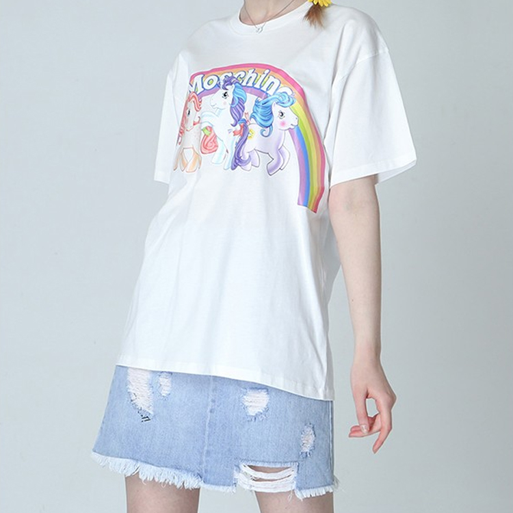 Shop (W) MOSCHINO Camiseta Blanca Gráfica de Caballo Arcoíris Manga Corta. 3XT0796-4040-1001