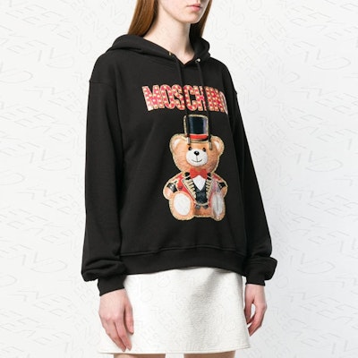 (W) MOSCHINO Hoodie Wanita Hitam dengan Print Beruang Sirkus. V1704-0527-2555 Lookbook (W) MOSCHINO Hoodie Wanita Hitam dengan Print Beruang Sirkus. V1704-0527-2555