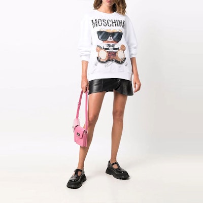 (W) Sudadera Blanca Manga Larga con Estampado y Logo MOSCHINO FW21. 17135-527V-3001 Lookbook (W) Sudadera Blanca Manga Larga con Estampado y Logo MOSCHINO FW21. 17135-527V-3001