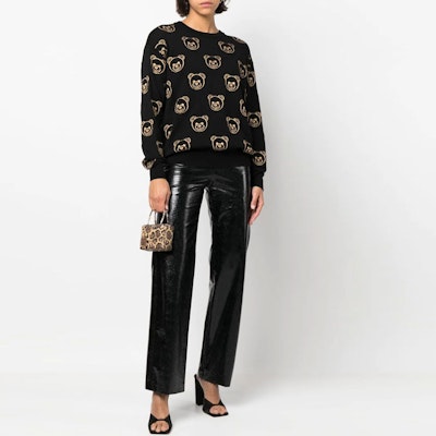 (W) 모스키노 FW22 블랙 베어 프린트 울 풀오버 스웨터. V0921-5401-1555 Lookbook (W) 모스키노 FW22 블랙 베어 프린트 울 풀오버 스웨터. V0921-5401-1555