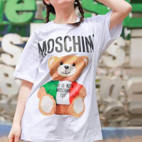 Shop (W) MOSCHINO SS22 卡通小熊標誌印花白色休閒T恤。 E-V0708-0540