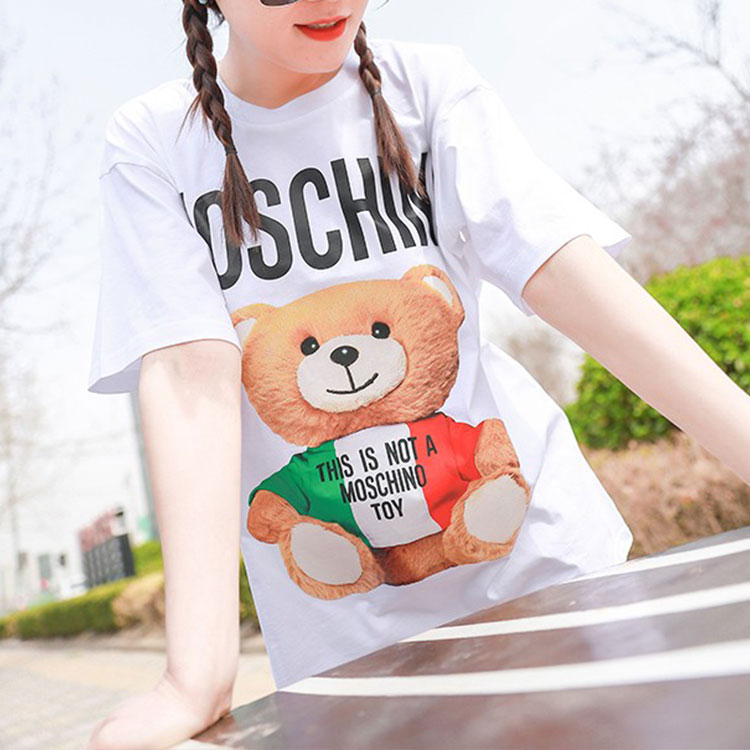 Sizing (W) MOSCHINO SS22 卡通小熊標誌印花白色休閒T恤。 E-V0708-0540