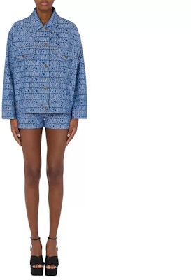 (W) MOSCHINO SS23 Jaket Denim Biru dengan Cetakan Logo Seluruh Badan A0501-2723-1299 Lookbook (W) MOSCHINO SS23 Jaket Denim Biru dengan Cetakan Logo Seluruh Badan A0501-2723-1299