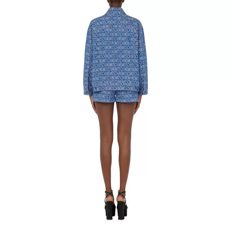 Shop (W) MOSCHINO SS23 Jaket Denim Biru dengan Cetakan Logo Seluruh Badan A0501-2723-1299