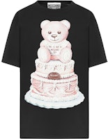 (Women) MOSCHINO Teddy Bear Cake Print Oversized T-Shirt Women’s Black Short Sleeve. V0702-54401-555 (Women) MOSCHINO Teddy Bear Cake Print Oversized T-Shirt Women’s Black Short Sleeve. V0702-54401-555