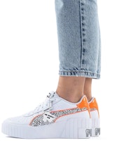 (W) Mr. Doodle x Puma Cali Wedge 'Wavy Doodles' Wanita 374210-01 Sizing (W) Mr. Doodle x Puma Cali Wedge 'Wavy Doodles' Wanita 374210-01