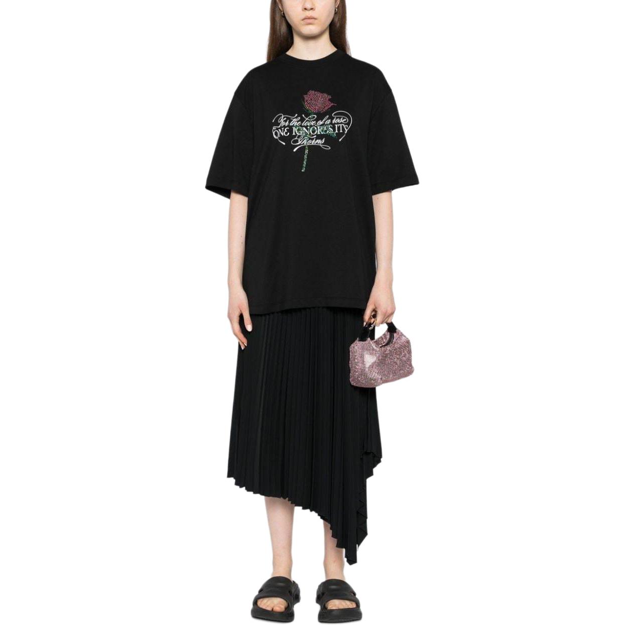 Lookbook (W) Camiseta Negra MSGM con Detalles Tachonados y Cuello Redondo de Manga Corta. 3741MDM111247798-BLACK