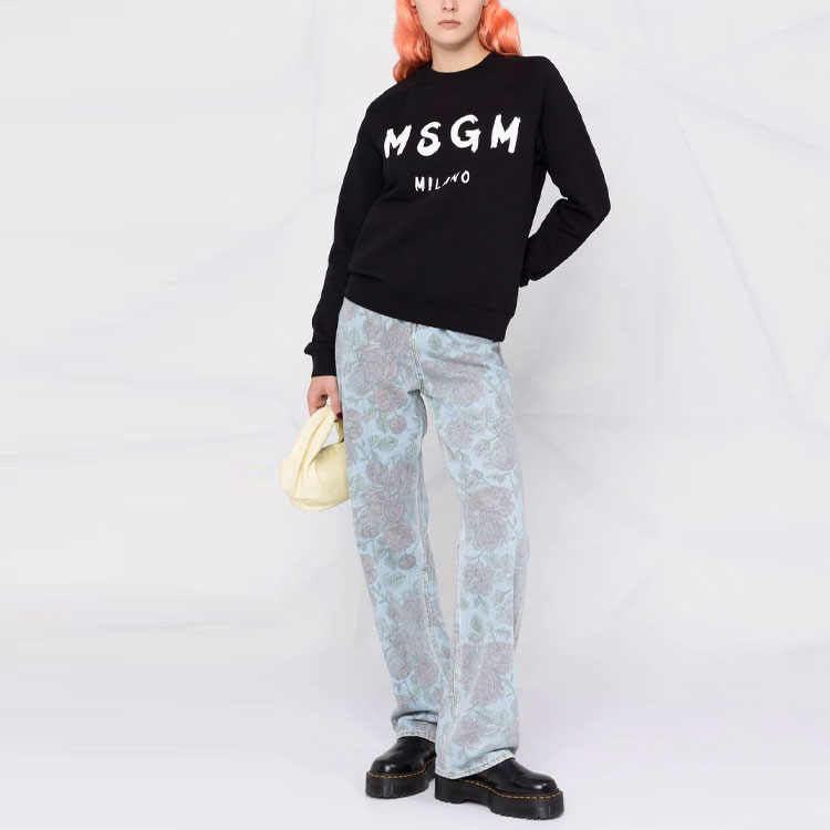 Lookbook (W) MSGM FW21 블랙 로고 프린트 크루넥 풀오버 스웨트셔츠. 2000MDM513200000-99