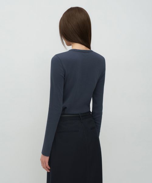 Lookbook (W) MUSINSA STANDARD 女款修身圓領長袖 T 恤【午夜藍】 MWCTL0Z06-ME
