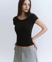 Buy (W) Camiseta Negra Mujeres MUSINSA STANDARD Slim Cuello Redondo y Mangas Cortas MWFTS5B10-BK