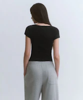 Lookbook (W) Camiseta Negra Mujeres MUSINSA STANDARD Slim Cuello Redondo y Mangas Cortas MWFTS5B10-BK