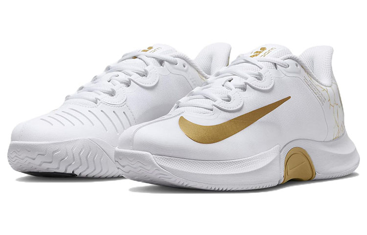 Lookbook (W) 大坂なおみ×ナイキ コートGPターボ 白/金 DX0341-100