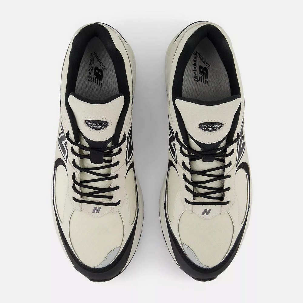 Shop (W) ニューバランス 2002R GORE-TEX カジュアルシューズ オフホワイト/ホワイトカラー M2002RXR-D