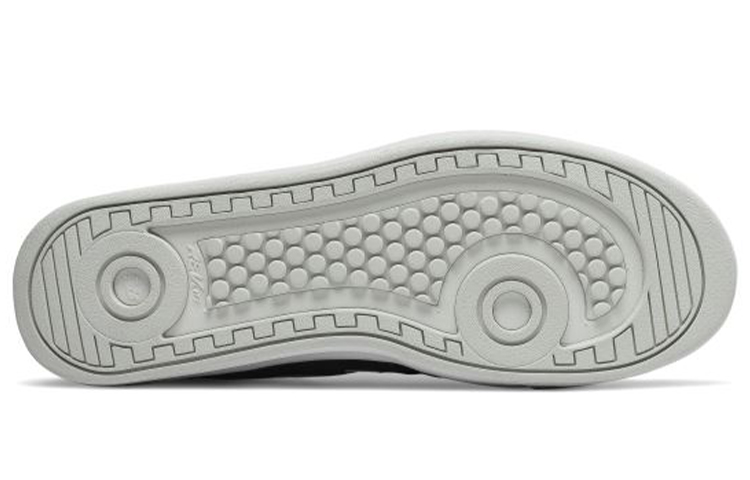 Shop New Balance NB 300 低筒 板鞋 女款 黑白