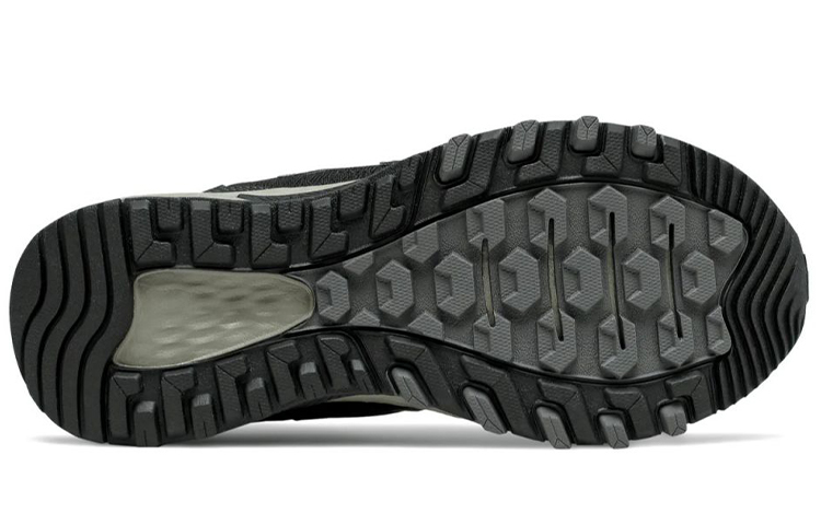 Shop New Balance 410系列 v7 耐磨防滑 低筒運動跑步鞋 女款 黑