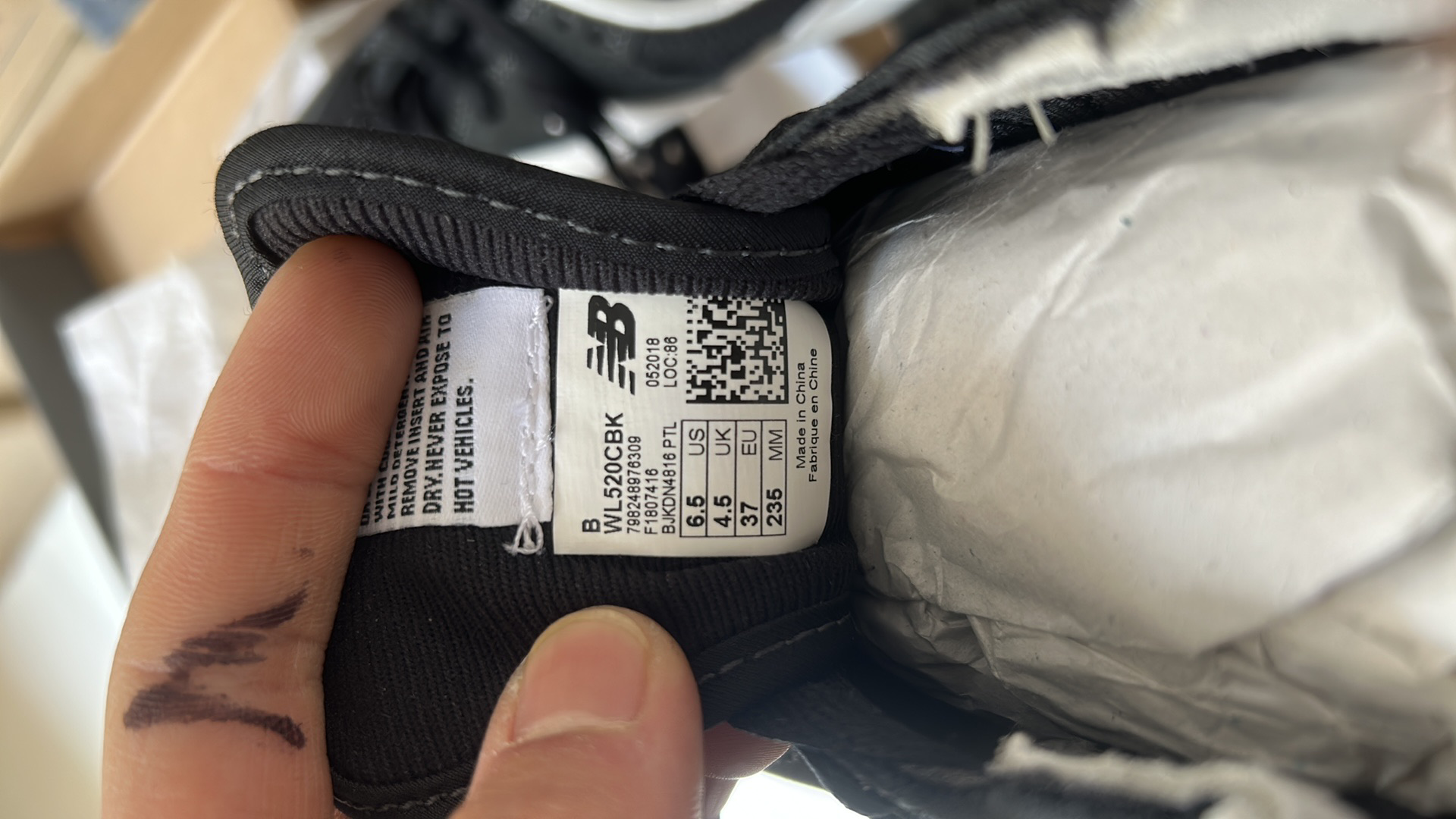 Order (W) New Balance 520 'Blanco y Negro' WL520CBK