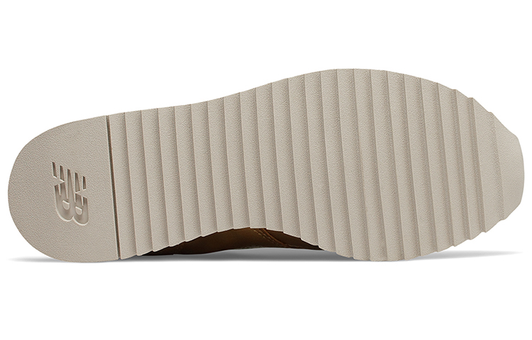 Shop New Balance 520 厚底低帮跑步鞋 女款 金色