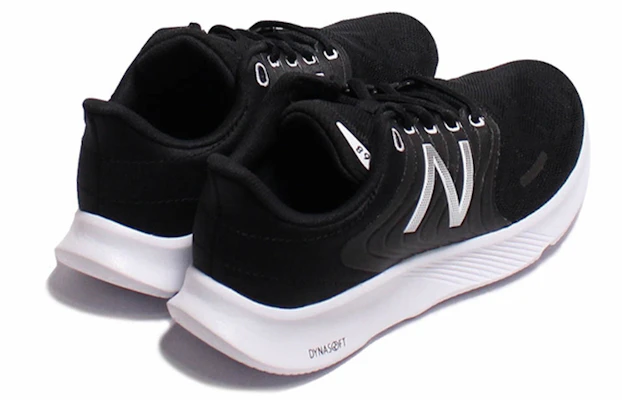 (W) New Balance 68 Low Cut Hitam W068CK Lookbook (W) New Balance 68 Low Cut Hitam W068CK