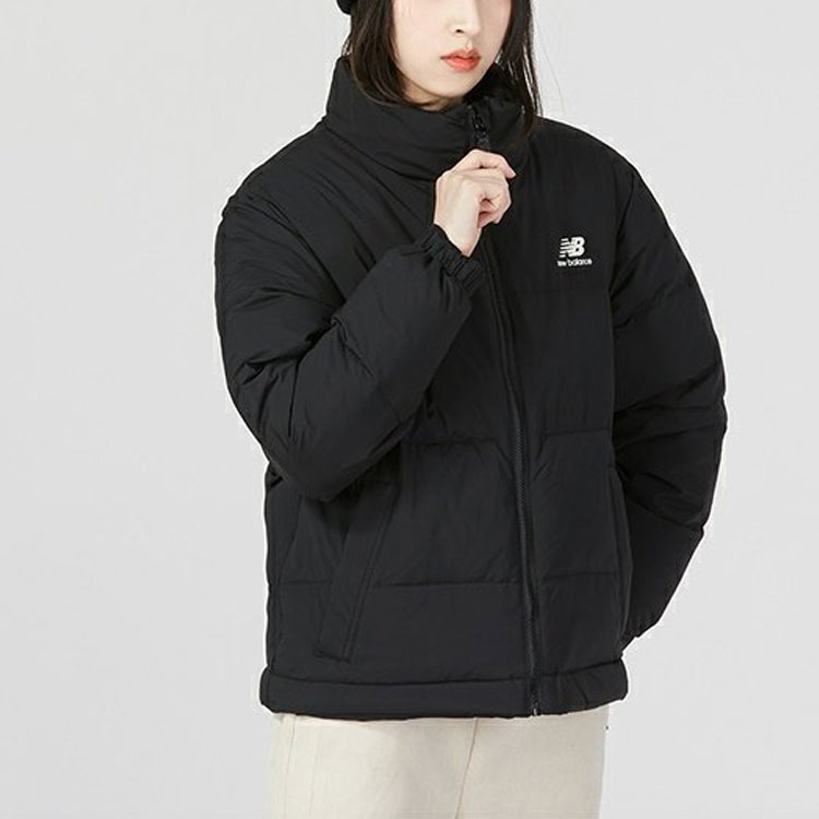 Purchase (W) 뉴발란스 블랙 로고 패딩 자켓 스탠드 칼라와 지퍼. AWJ24317-BK