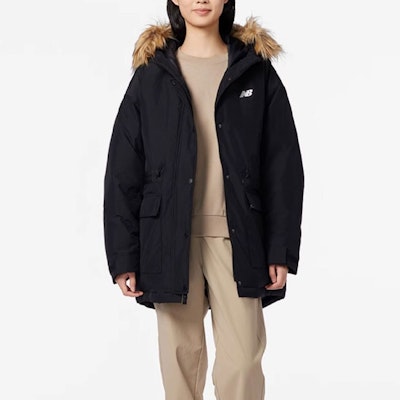 (W) Chaqueta acolchada con capucha negra de manga larga New Balance. AWJ33325-BK Lookbook (W) Chaqueta acolchada con capucha negra de manga larga New Balance. AWJ33325-BK