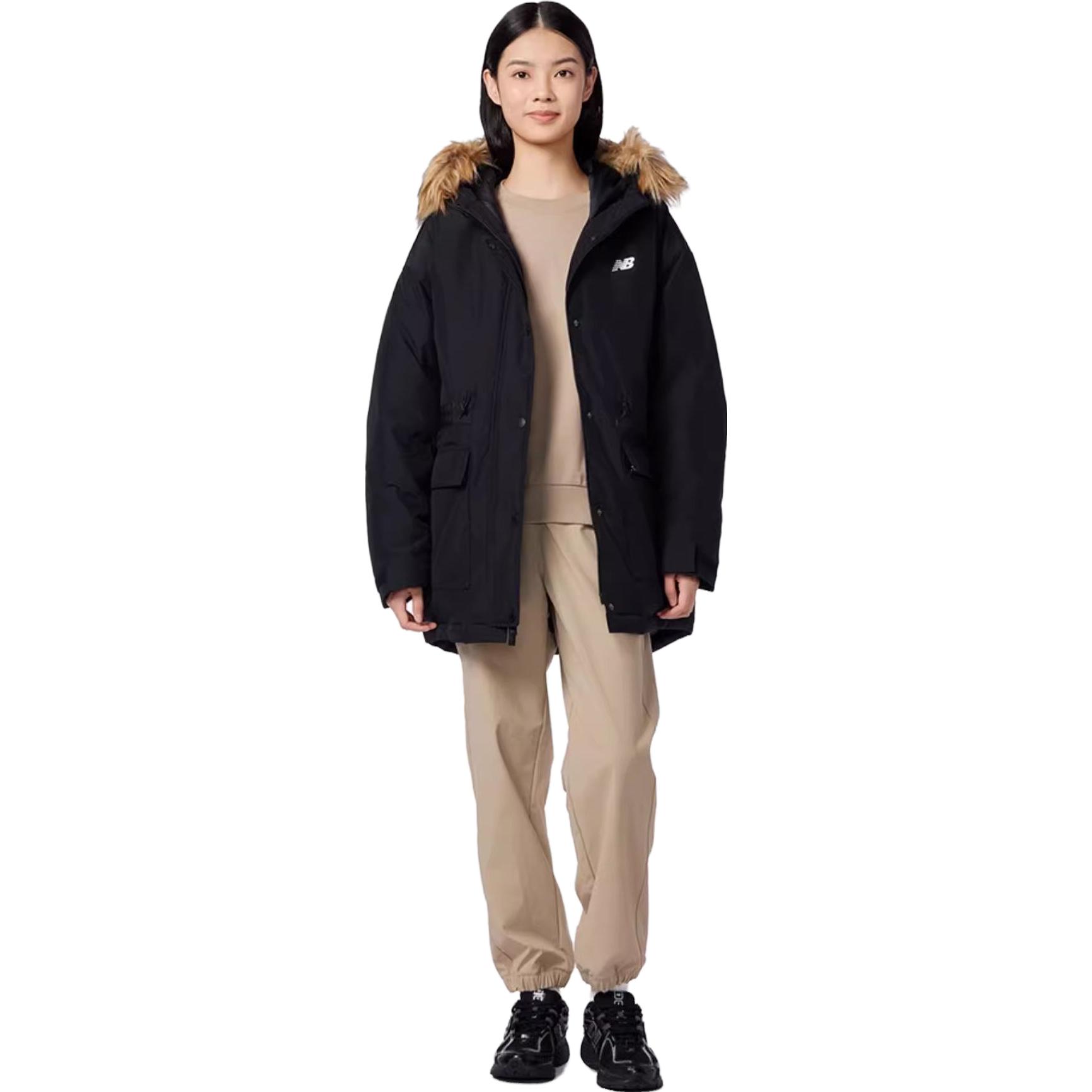 Shop (W) Chaqueta acolchada con capucha negra de manga larga New Balance. AWJ33325-BK