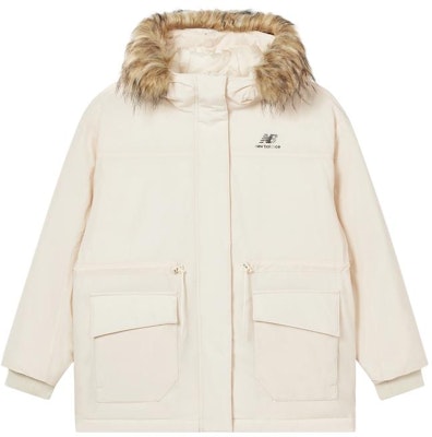 (W) Chaqueta Acolchada New Balance con Capucha y Cremallera Oculta Blanco Crema. AWJ23330-TCM Order (W) Chaqueta Acolchada New Balance con Capucha y Cremallera Oculta Blanco Crema. AWJ23330-TCM