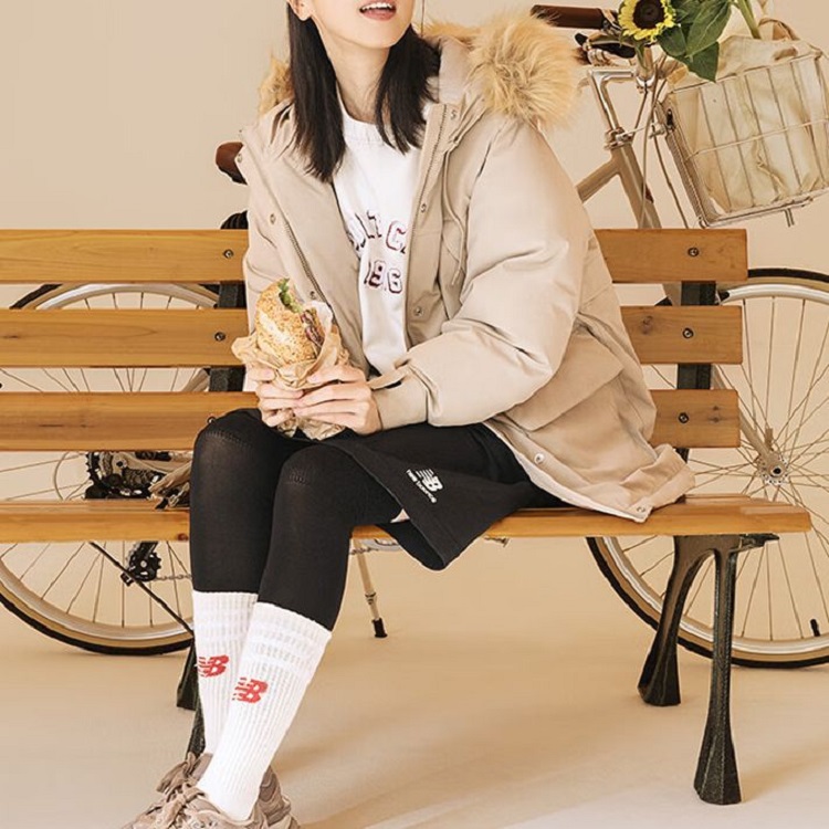 Shop (W) ニューバランス カーキ 防風フード付き中綿ジャケット. AWJ34305-SOT