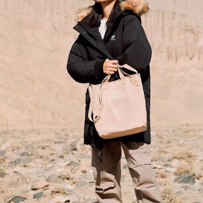 (W) 뉴발란스 윈터 블랙 로고 집 후드 다운코트. AWJ23345-BK Details for (W) 뉴발란스 윈터 블랙 로고 집 후드 다운코트. AWJ23345-BK