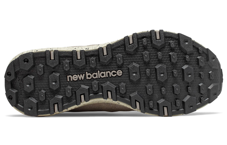 Shop New Balance Fresh Foam Crag Trail 米色 女款