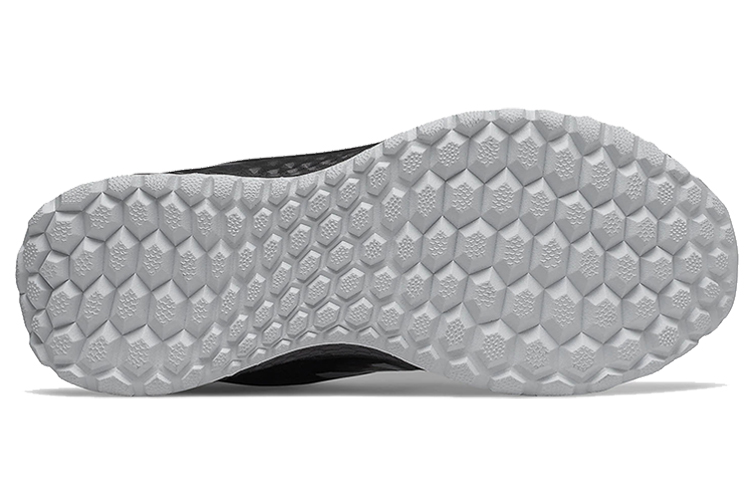 Shop New Balance Fresh Foam Velo v2 草地用黑色 女款
