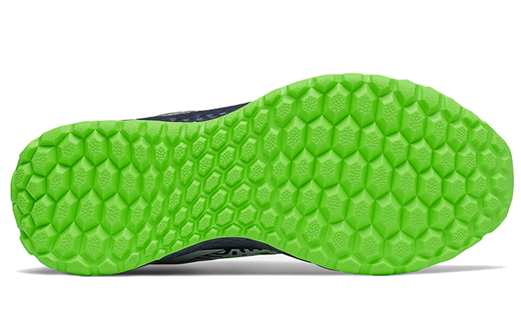 Shop New Balance Fresh Foam Velo v2 草地鞋 蓝绿色 女款