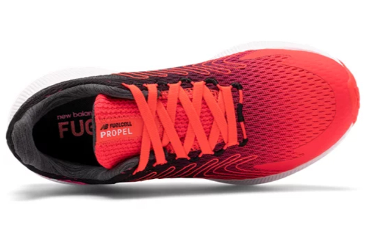 Lookbook New Balance FuelCell 促進 女款 黑紅