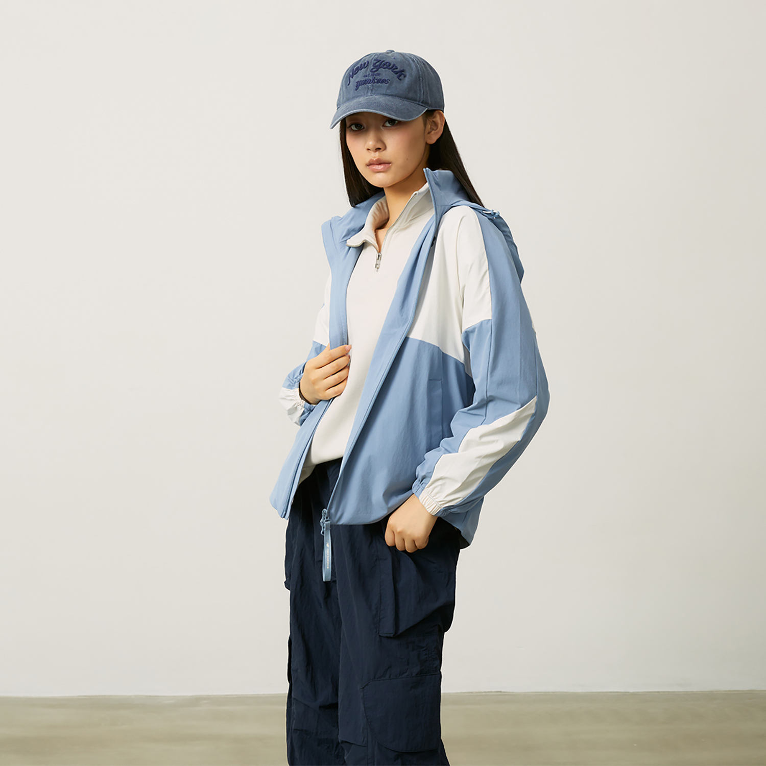 Shop (W) New Balance 轻便户外连帽夹克 湖水蓝 休闲时尚款 NAE34062-DBL