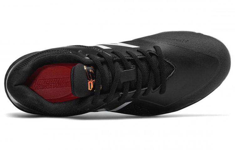 Lookbook (W) 뉴발란스 로우컷 퓨즈1 메탈 스파이크 '블랙' SMFUSEK1